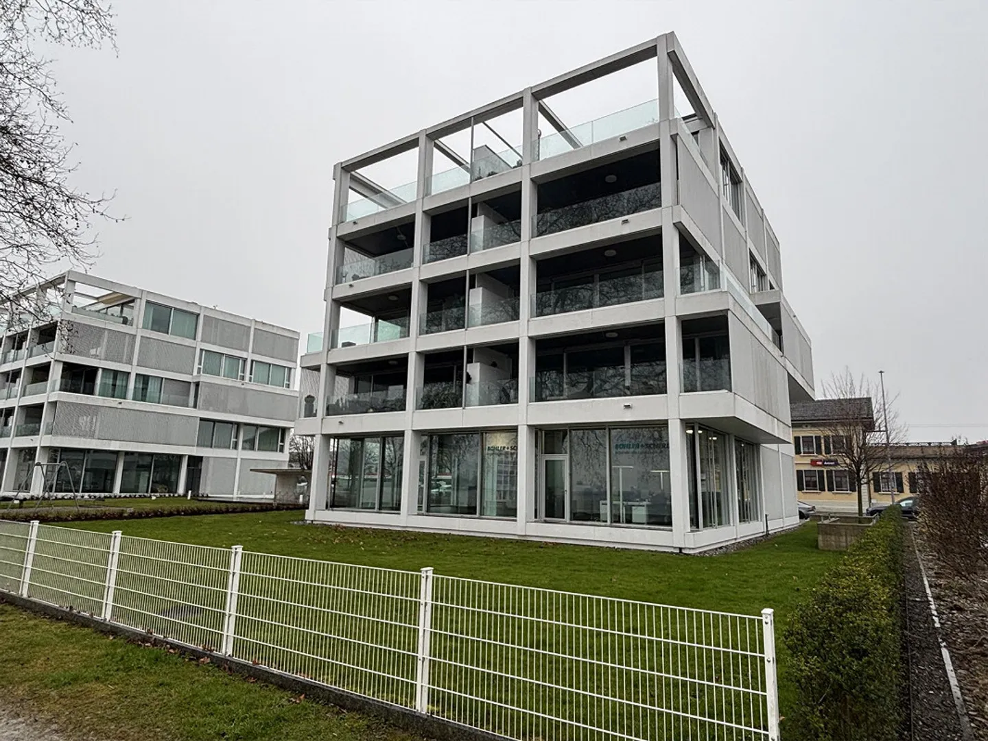 Spazio commerciale con vista lago, posizione privilegiata - Foto 3 di 3