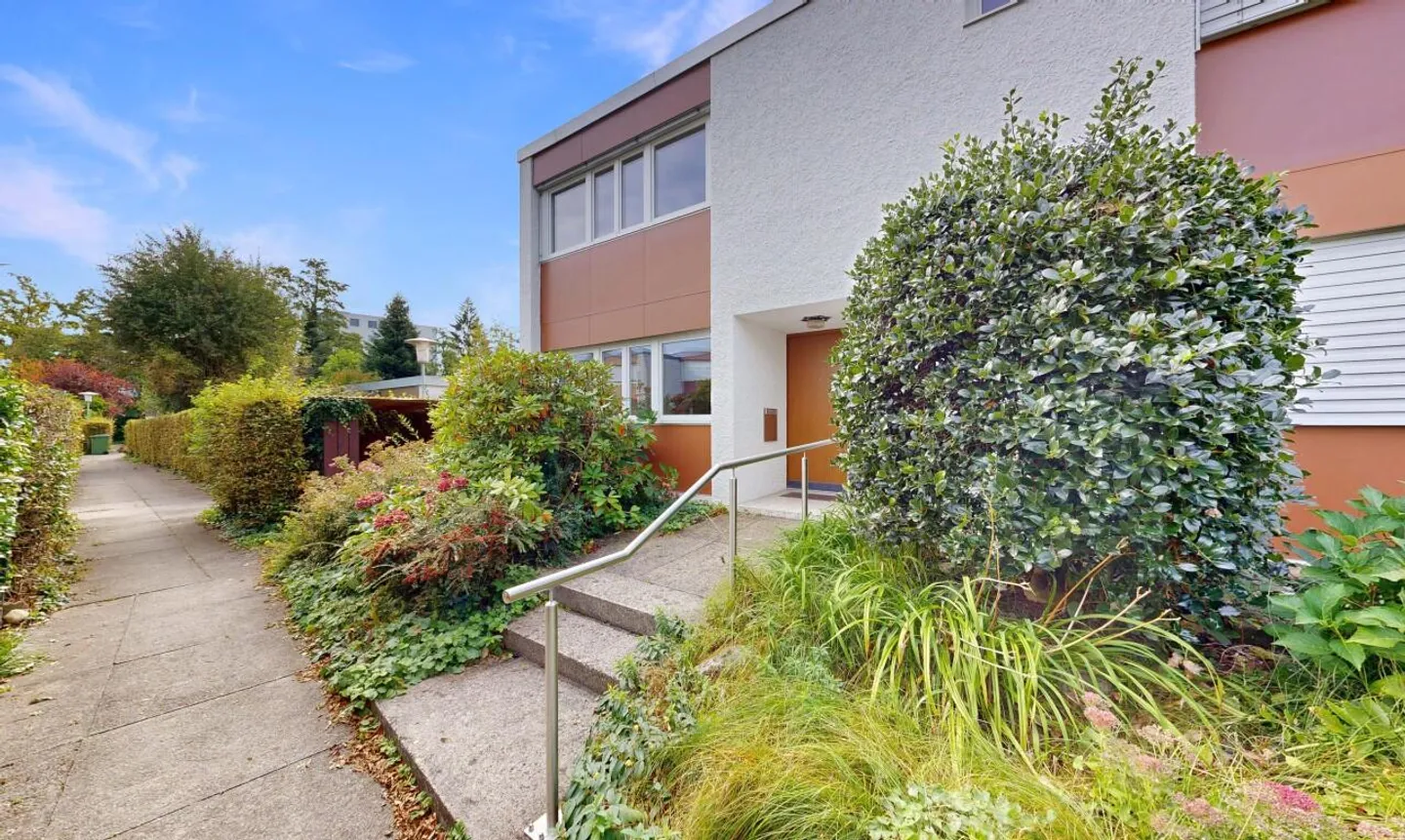 Charmantes 4.5-Zimmer-Eckhaus mit Cheminéehaus und viel Privatsphäre - Foto 1 von 11