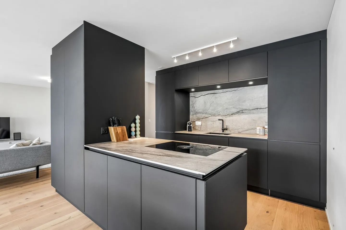 Modernes Apartment mit Balkon - Foto 2 von 21