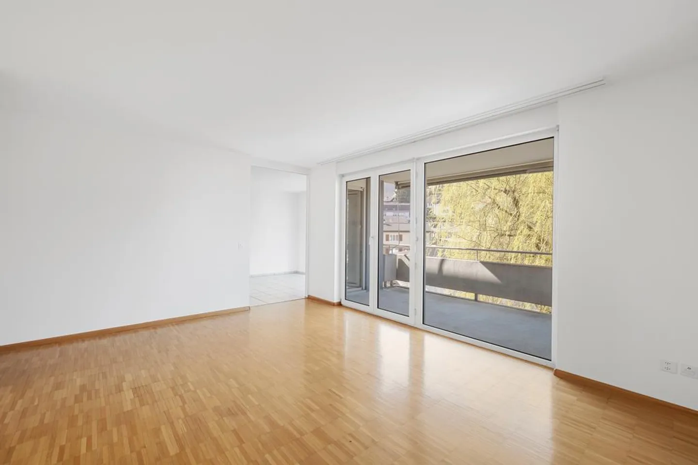 Ampio appartamento di 4,5 stanze in un quartiere adatto alle famiglie - Foto 2 di 10