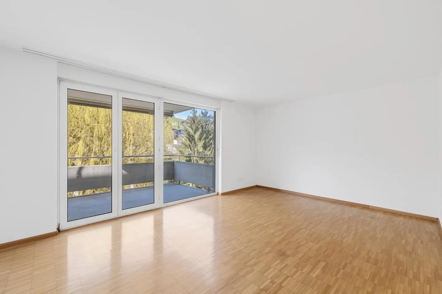 Ampio appartamento di 4,5 stanze in un quartiere adatto alle famiglie - Foto 3 di 10