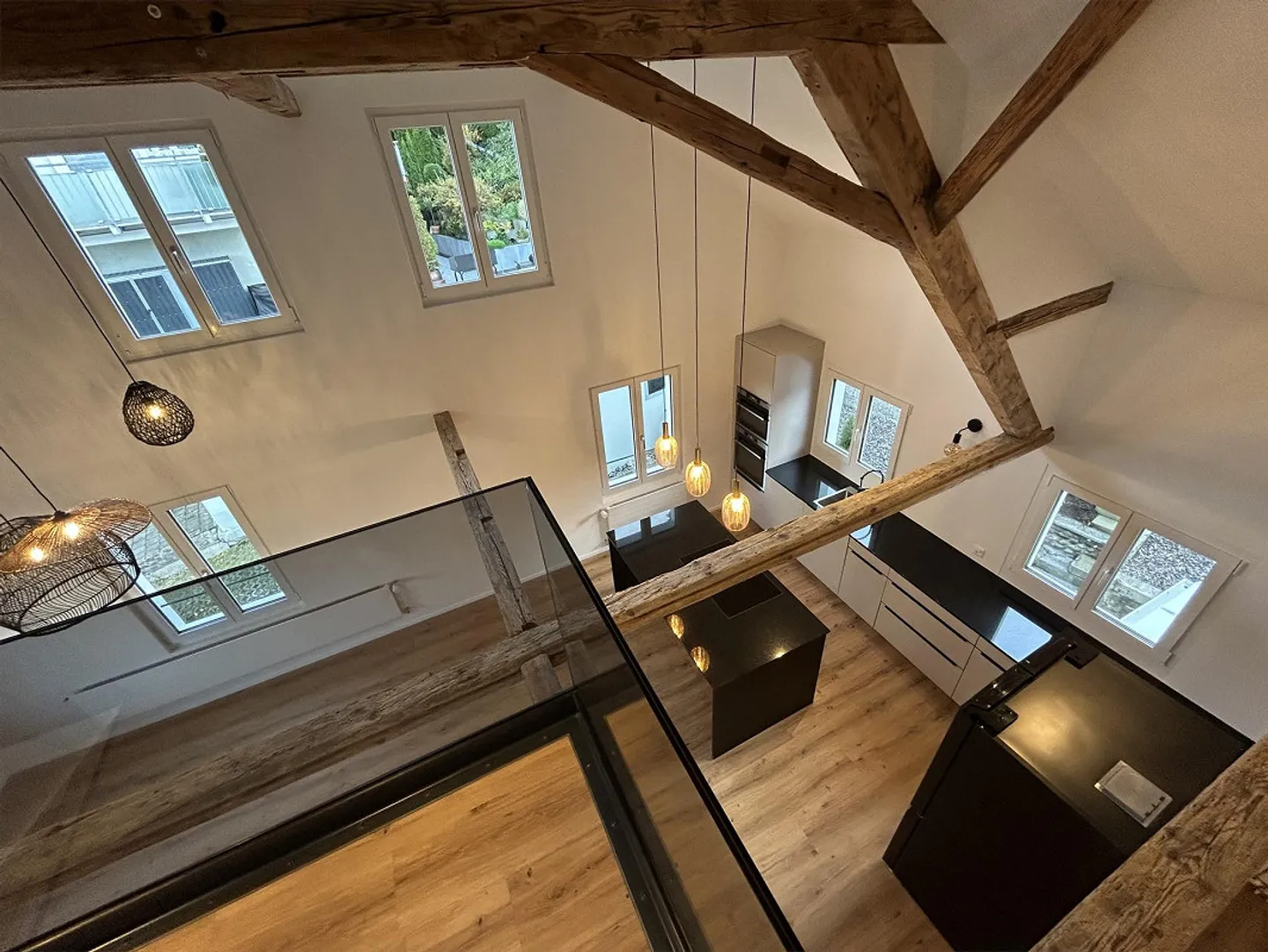 Modern home with a separate apartment - Photo 5 of 15