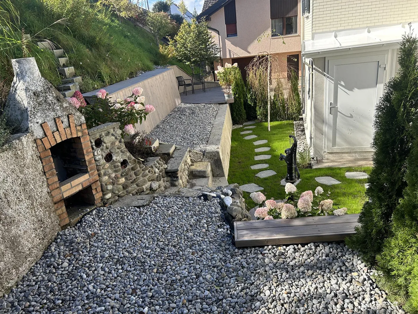 Modern home with a separate apartment - Photo 7 of 15