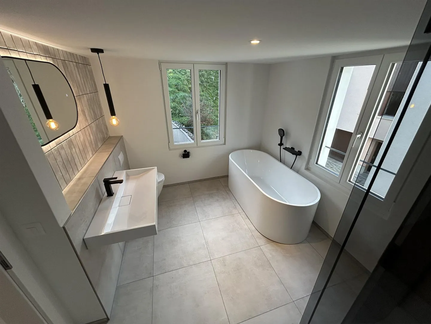 Modern home with a separate apartment - Photo 9 of 15