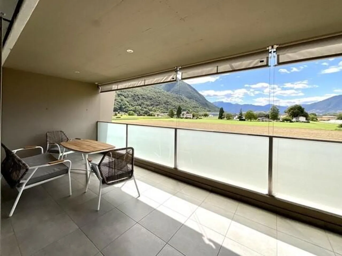 Appartamento moderno con grande terrazza a Contone in vendita - Foto 2 di 12