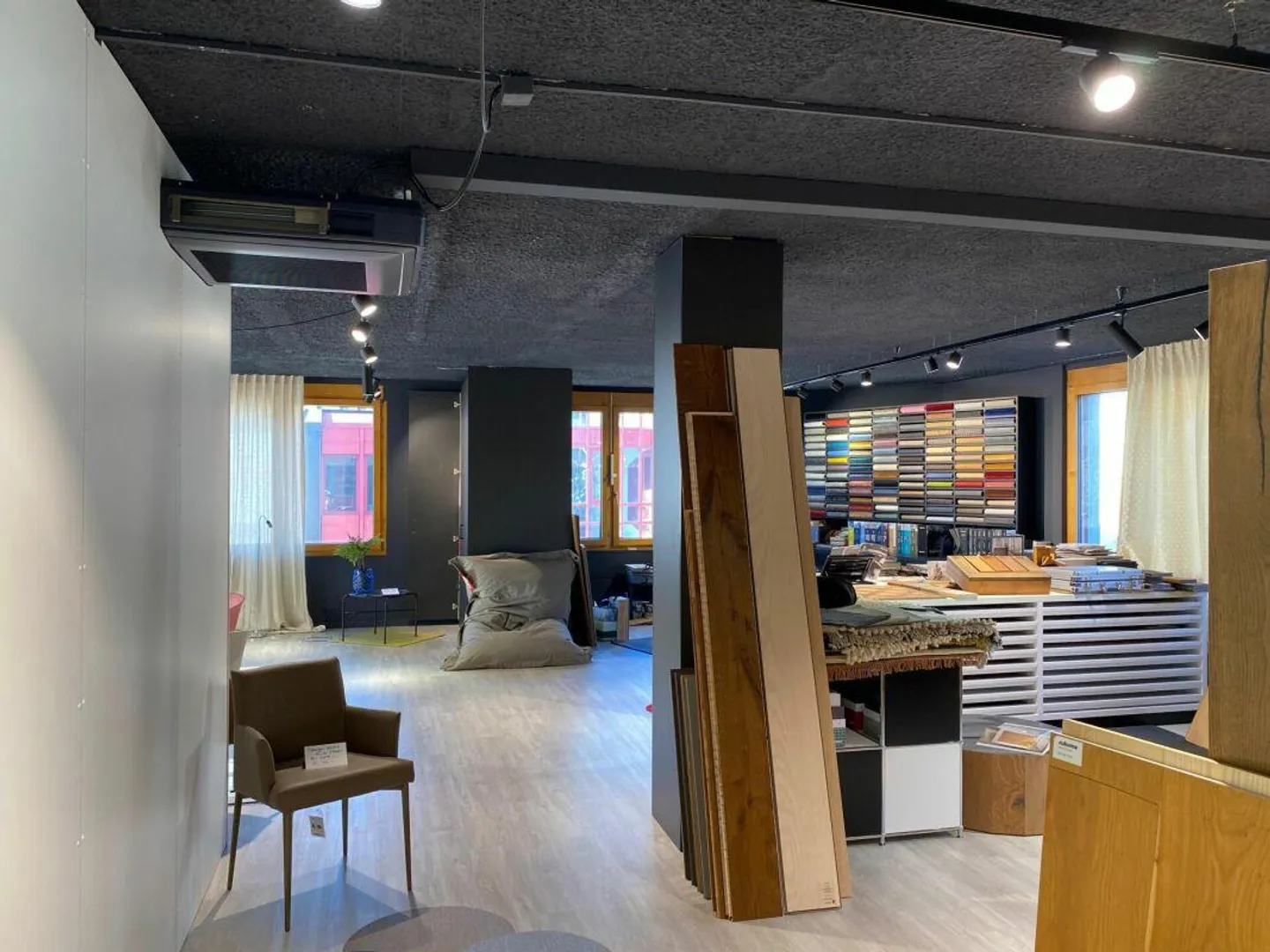 Spazio commerciale moderno per un ufficio o uno studio - Foto 3 di 8