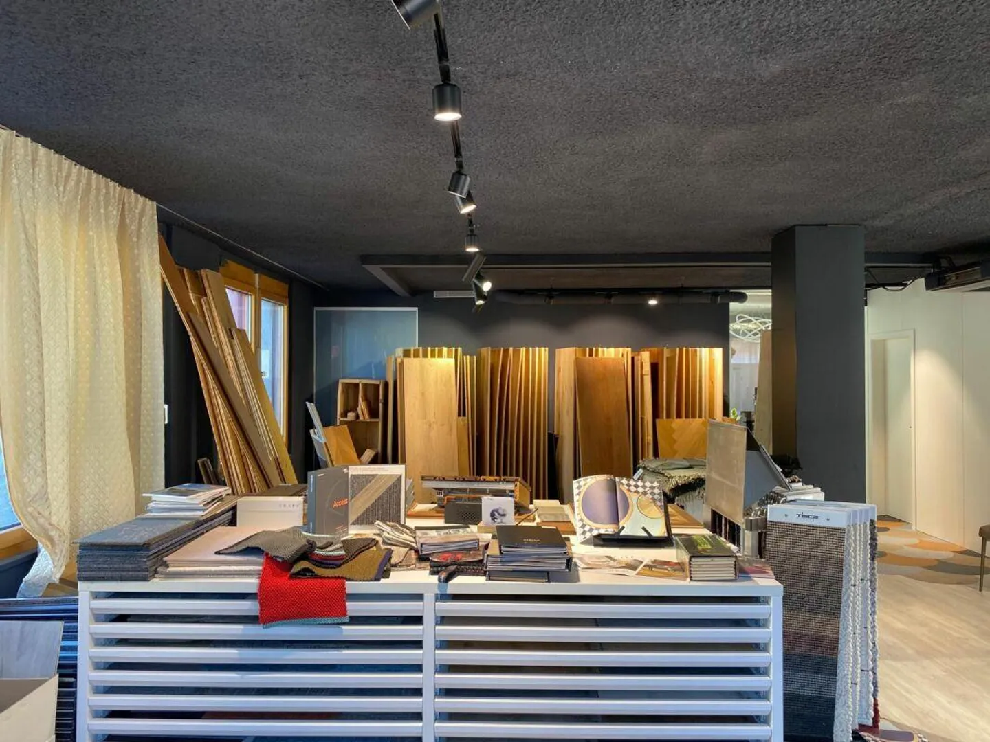 Spazio commerciale moderno per un ufficio o uno studio - Foto 4 di 8