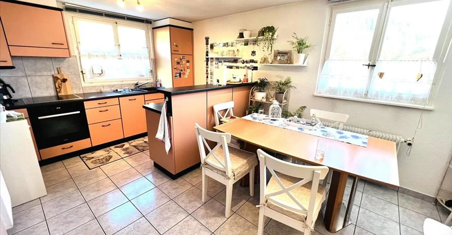 Einmaliges Angebot! Geräumiges Haus zu renovieren - 2 Wohnungen mit 6,5 Zimmern - Foto 2 von 12
