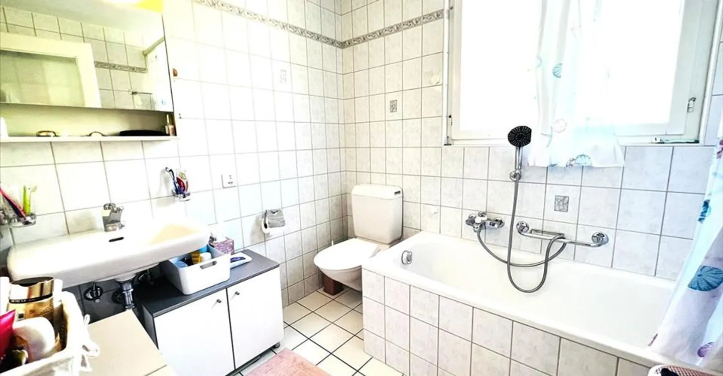 Einmaliges Angebot! Geräumiges Haus zu renovieren - 2 Wohnungen mit 6,5 Zimmern - Foto 4 von 12