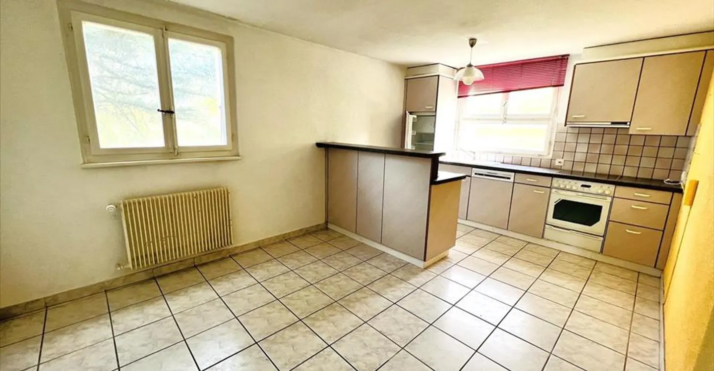 Einmaliges Angebot! Geräumiges Haus zu renovieren - 2 Wohnungen mit 6,5 Zimmern - Foto 8 von 12