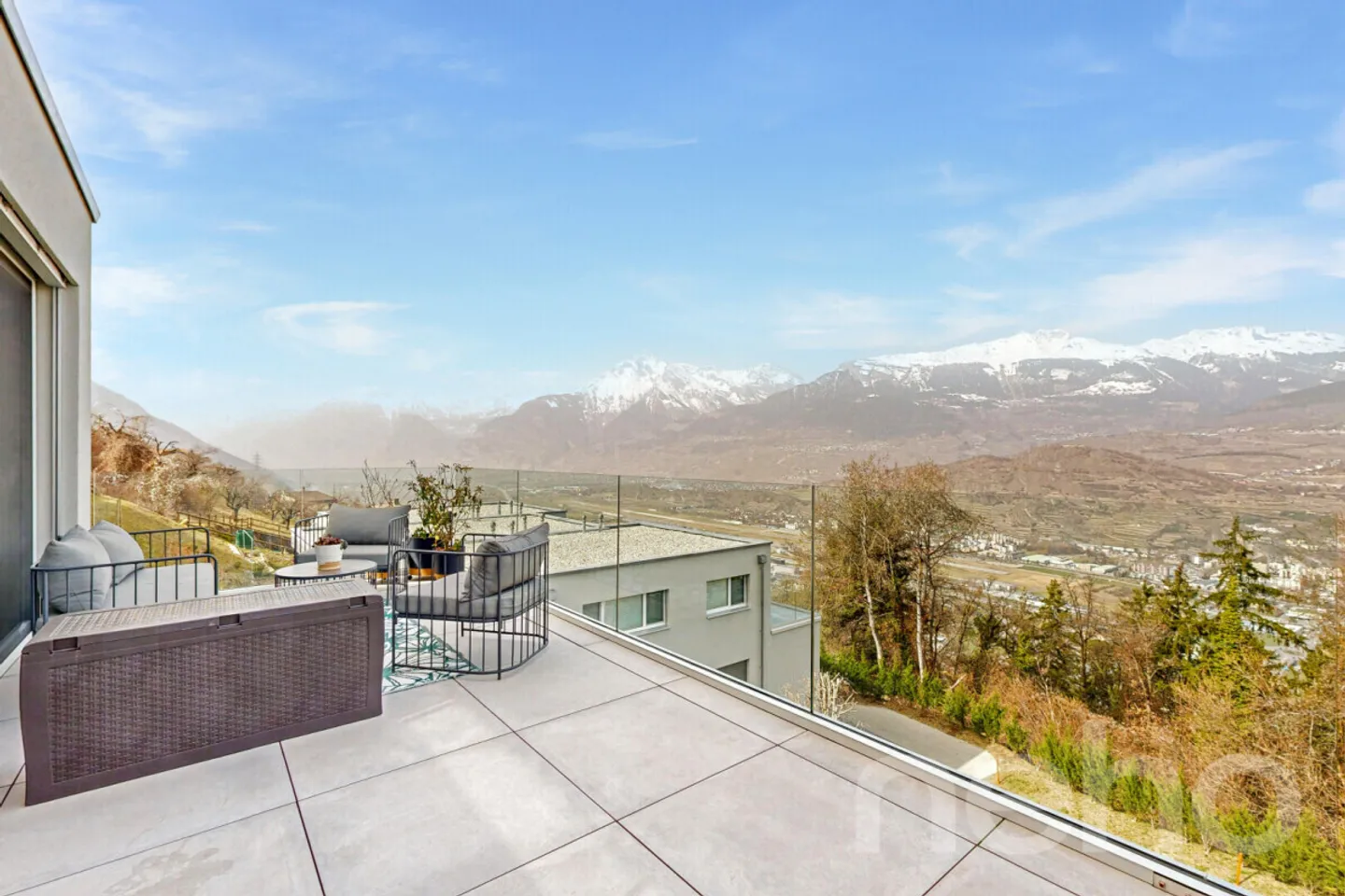Stunning semi-detached house with breathtaking view - Photo 8 of 12