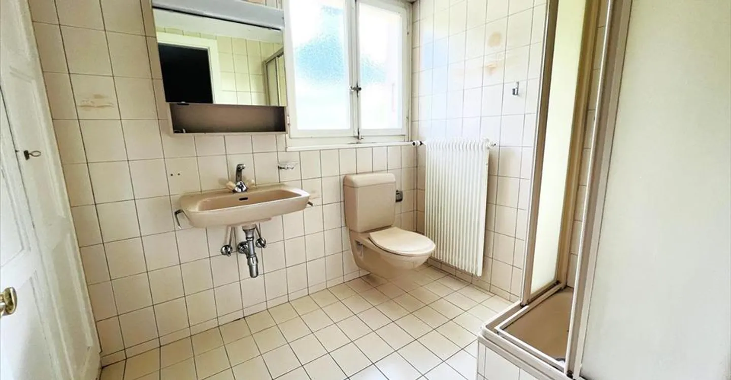 Einmaliges Angebot! Geräumiges Haus zu renovieren - 2 Wohnungen mit 6,5 Zimmern - Foto 10 von 12