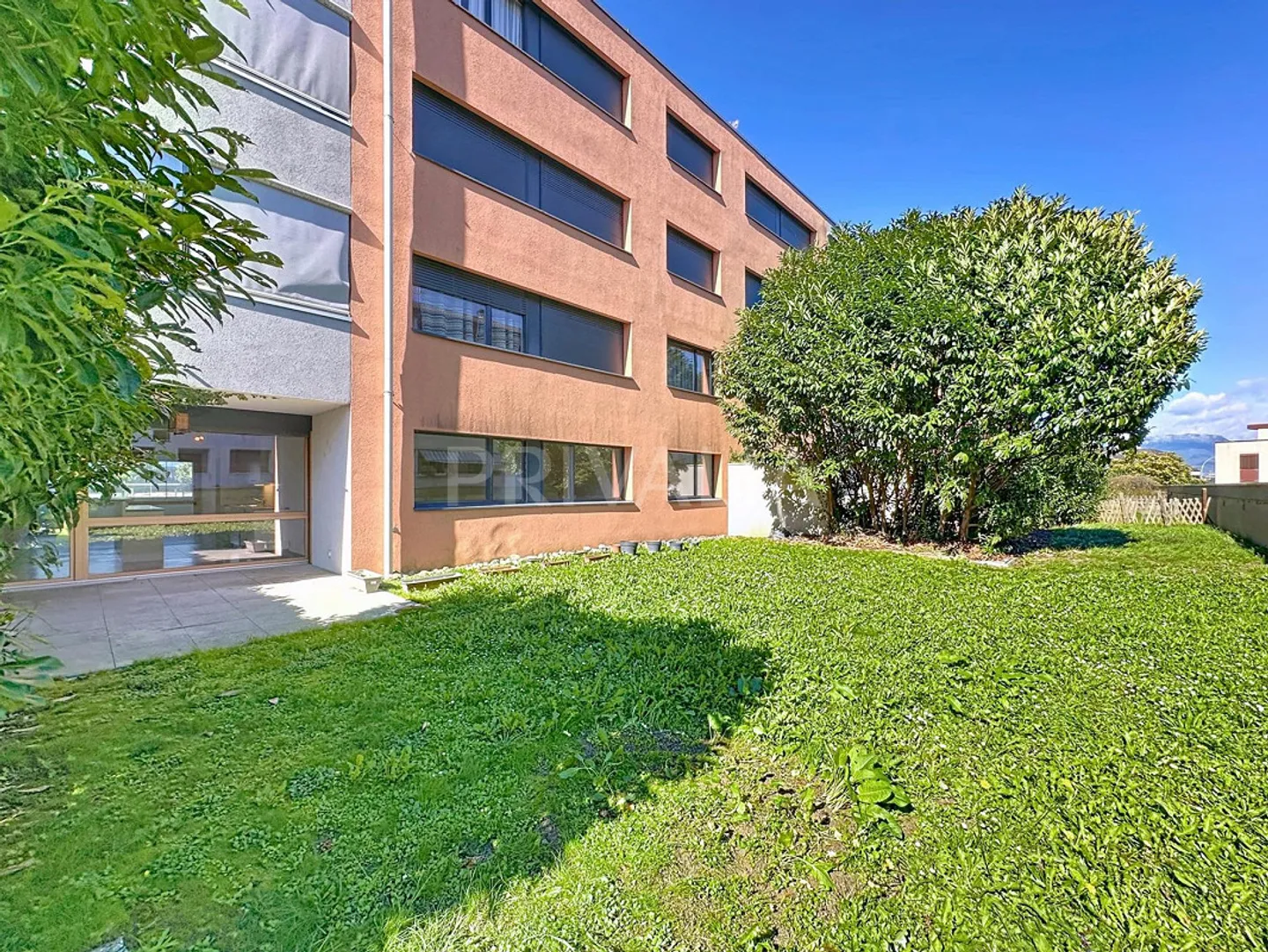 Beautiful Ground Floor Apartment Near International Organizations - Photo 2 of 9