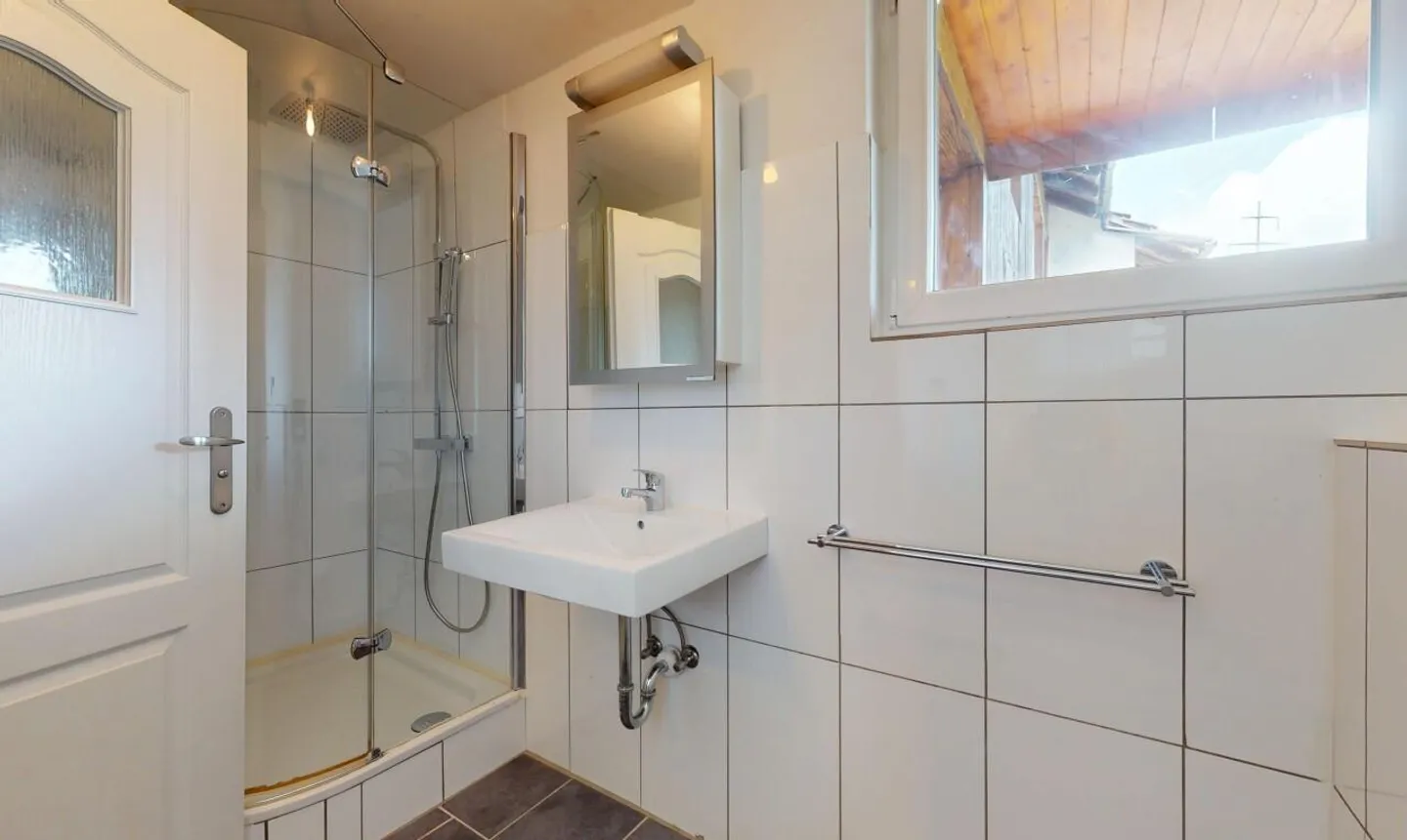 Casa bifamiliare nel verde con un capannone di 400 m² utilizzabile commercialmente - Foto 11 di 13