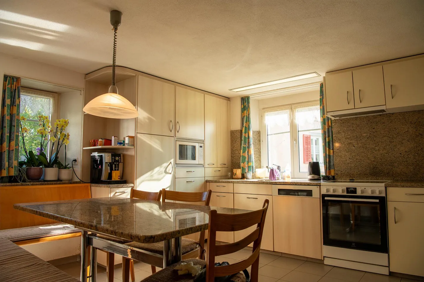 Casa unifamiliare di 6,5 stanze con fienile e enorme potenziale di espansione - Foto 5 di 10