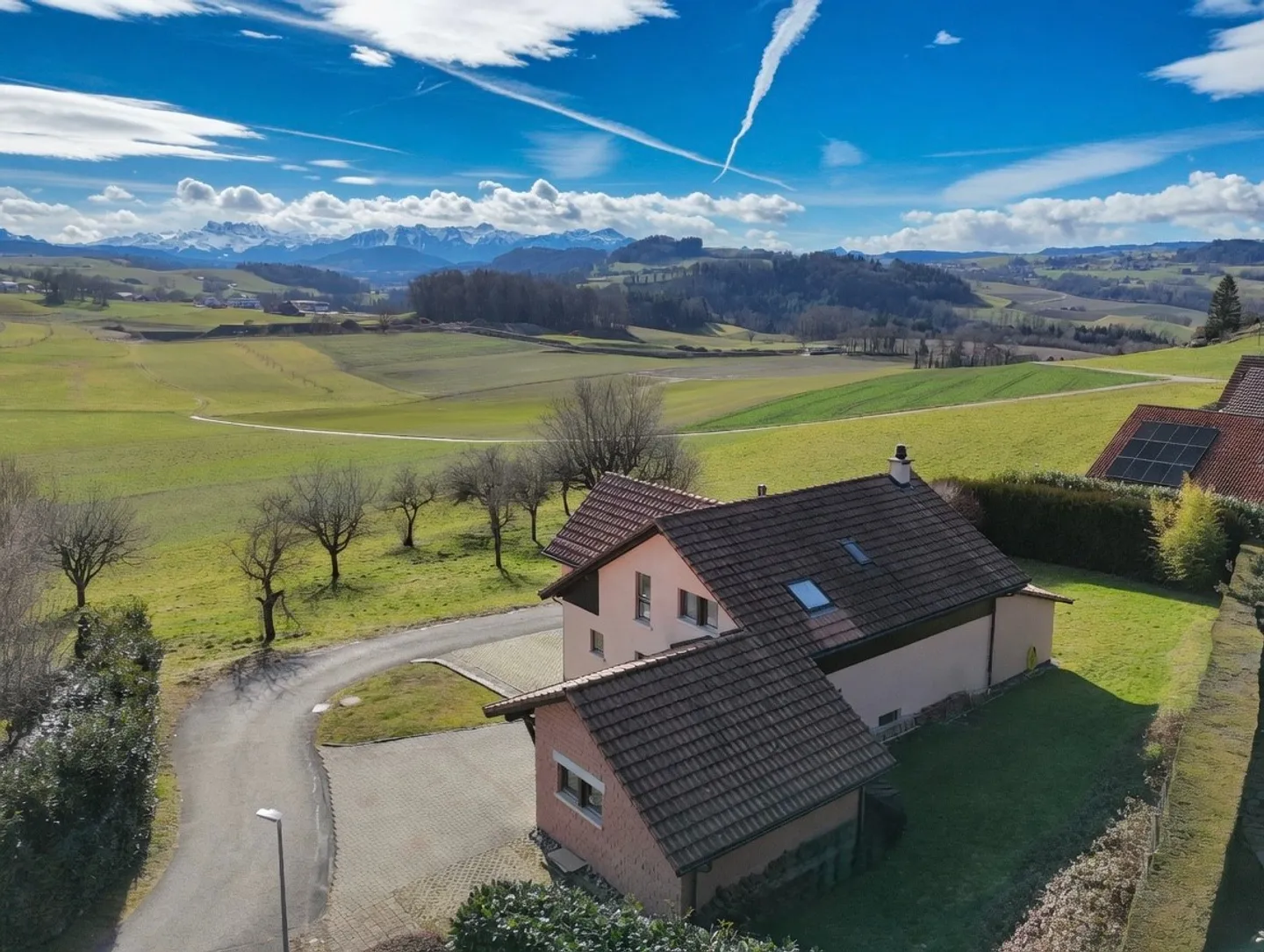 Family villa 35 minutes from Lausanne, panoramic view, calm and quiet - Photo 1 of 13