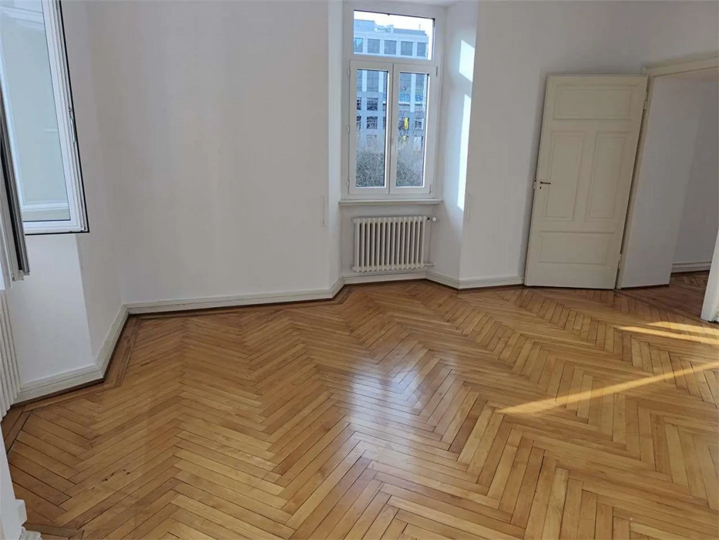 Lugano Center - Prestigious 5 Rooms in Historic Villa with Terrace and Parking - Photo 2 of 13