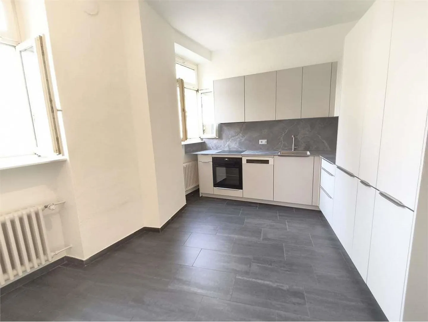 Lugano Center - Prestigious 5 Rooms in Historic Villa with Terrace and Parking - Photo 5 of 13