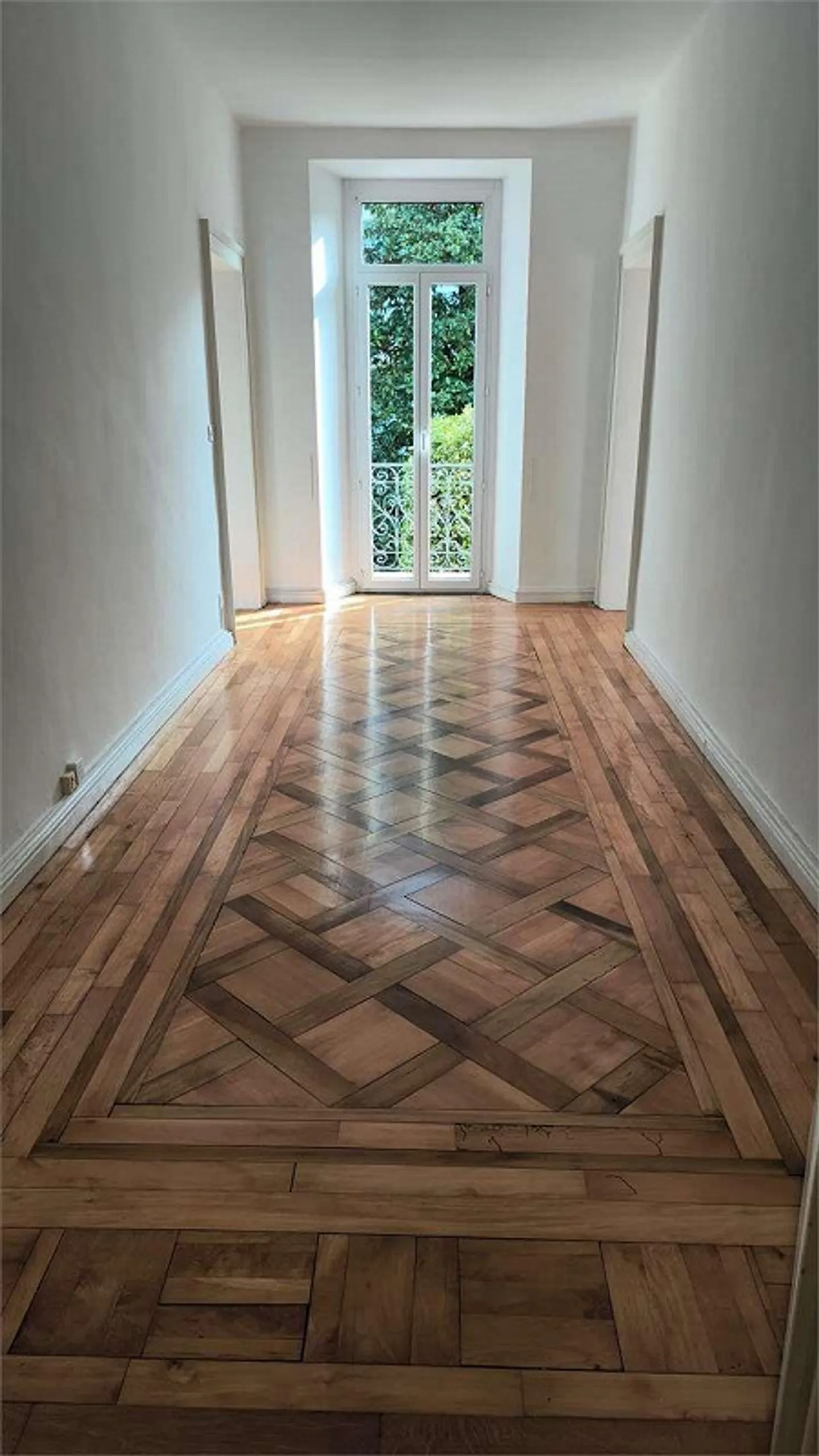 Lugano Center - Prestigious 5 Rooms in Historic Villa with Terrace and Parking - Photo 11 of 13