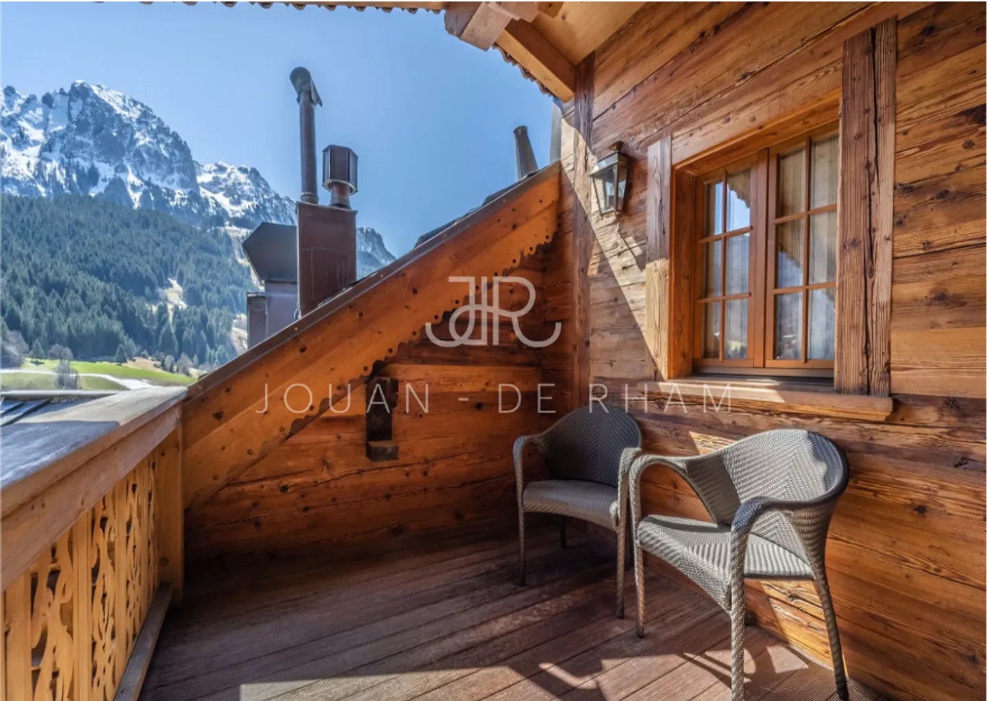 Historic chalet in the heart of the village - Photo 2 of 7