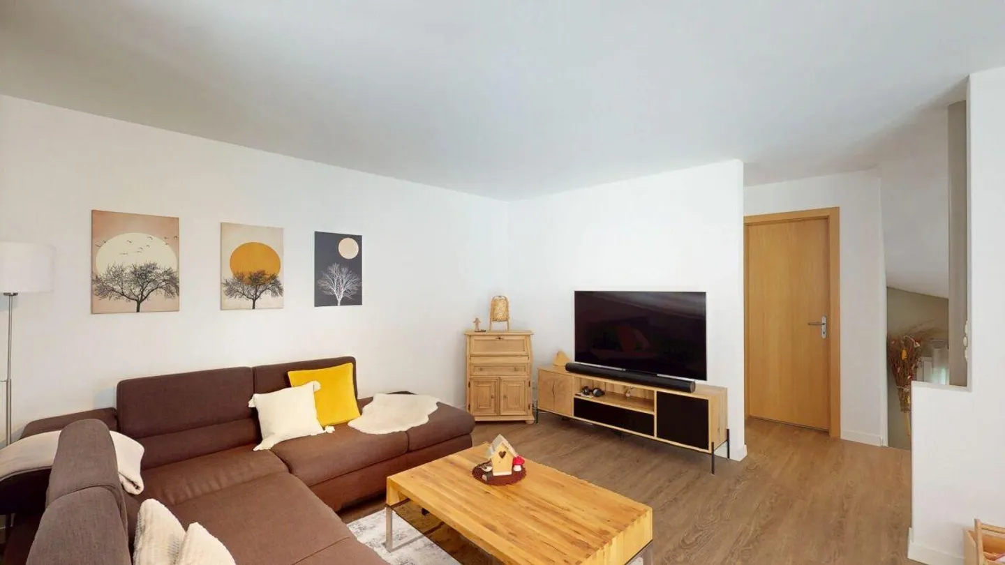 Casa bifamiliare soleggiata nel tranquillo Buttisholz - Foto 4 di 10