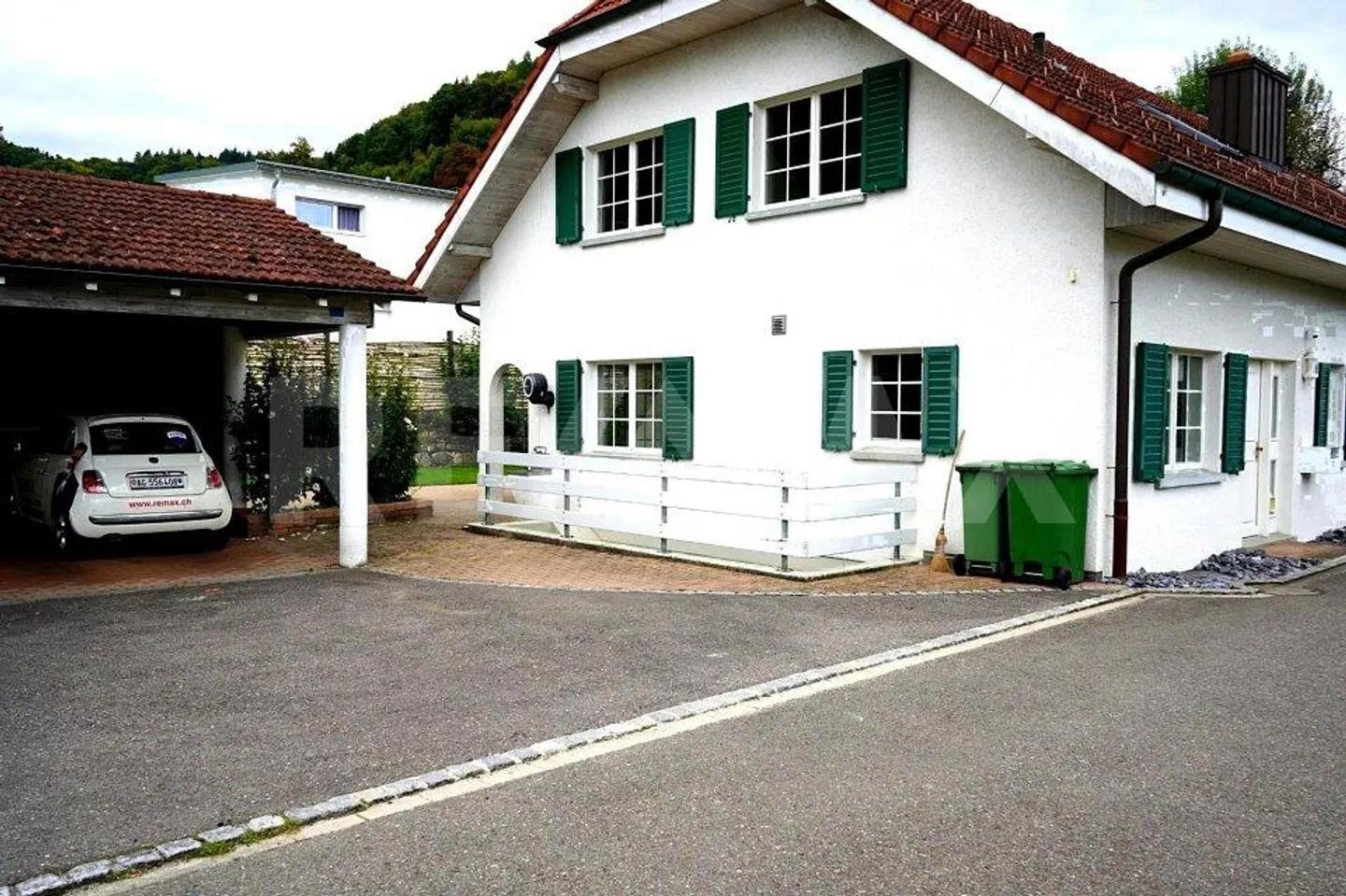 Vivere a Gränichen: Casa a schiera moderna di 4,5 locali con carattere accogliente e stanza hobby in cantina - Foto 2 di 13
