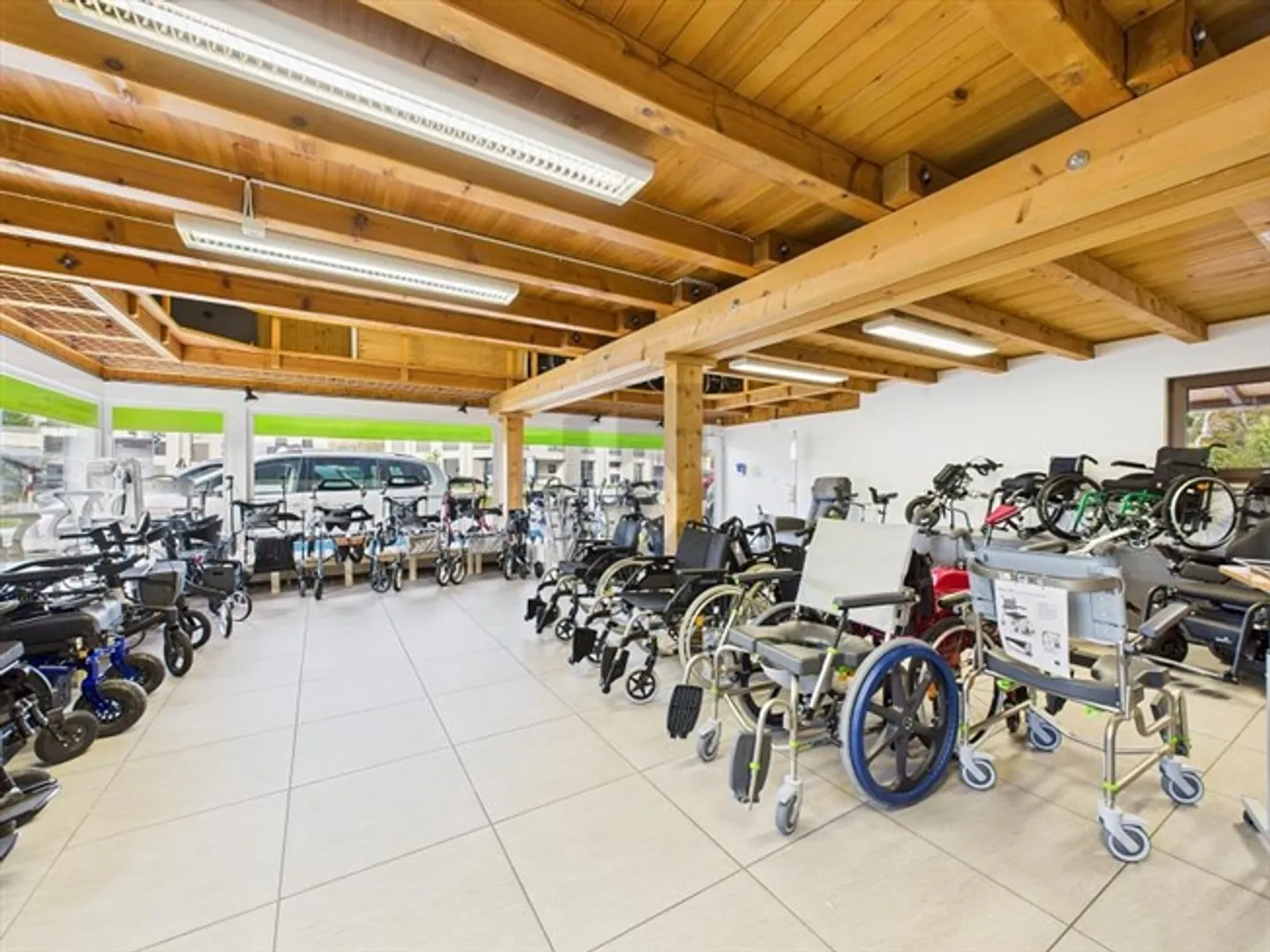 VOTRE ENTREPRISE DANS UN EMPLACEMENT TRÈS FRÉQUENTÉ - Photo 2 sur 5