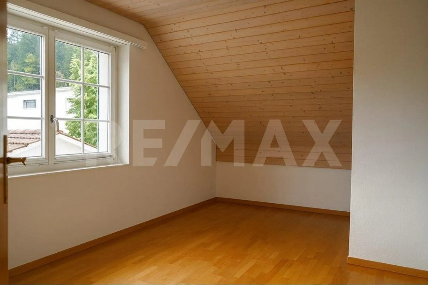 Vivere a Gränichen: Casa a schiera moderna di 4,5 locali con carattere accogliente e stanza hobby in cantina - Foto 10 di 13