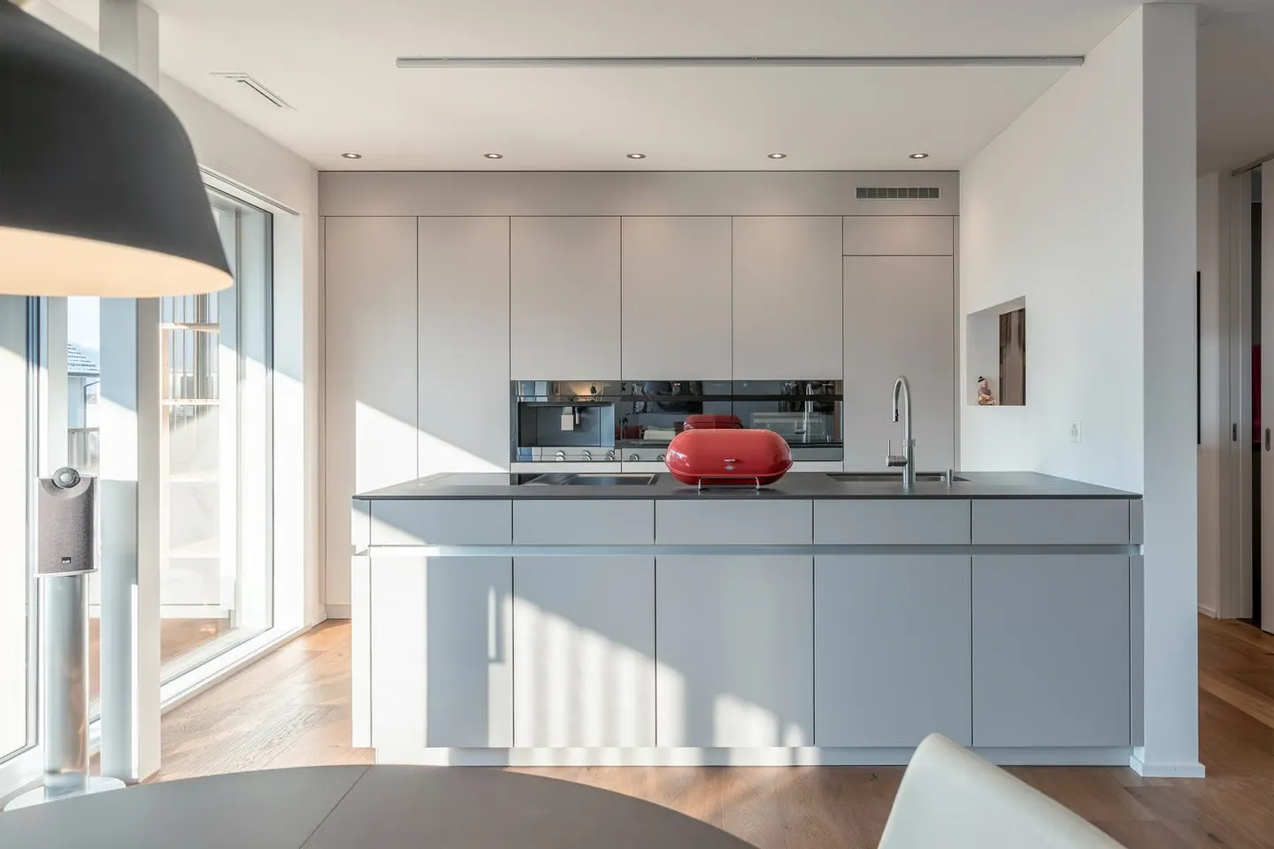 Exclusive 3.5 Room Apartment in Central Location - Photo 4 of 13