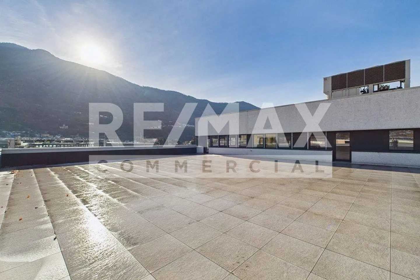Edificio Commerciale Moderno in Vendita - Foto 6 di 13