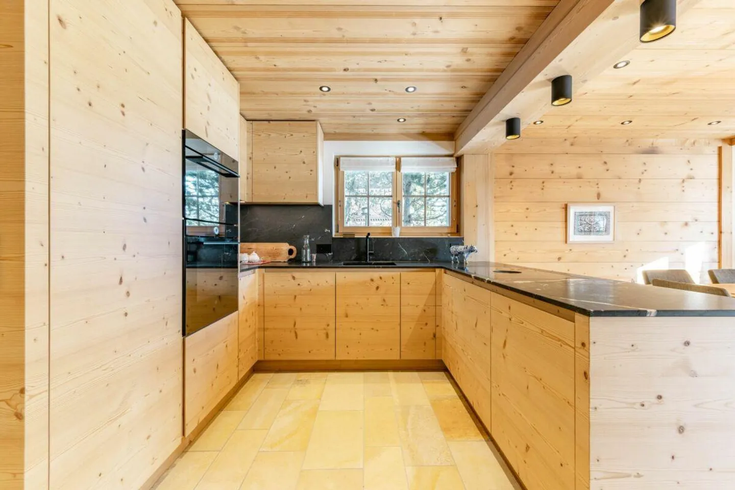 Chalet with Stunning Mountain Views - Photo 4 of 17