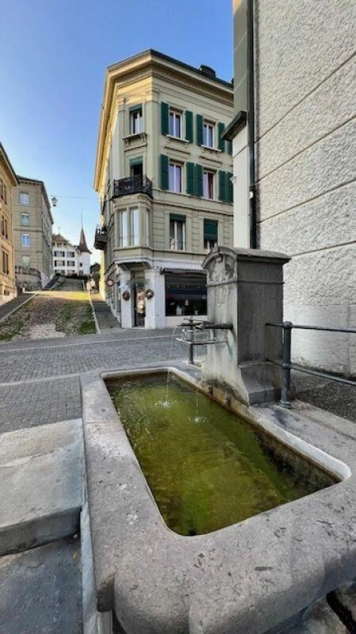Appartement sous les combles de 1,5 pièce dans un bâtiment historique - Photo 3 sur 15