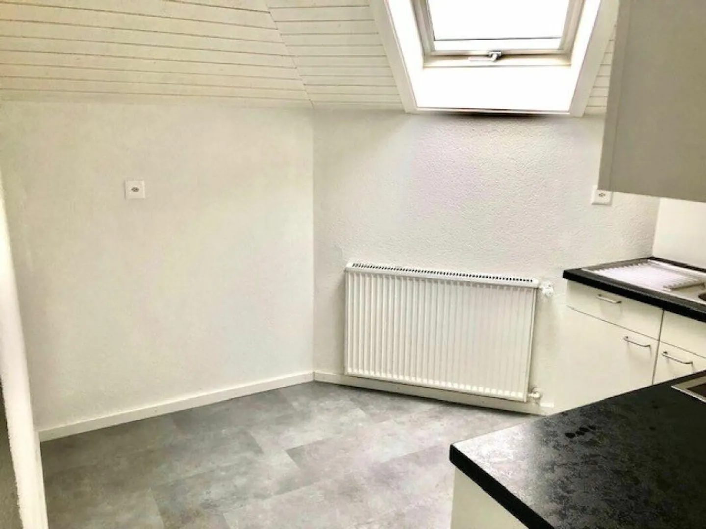 Appartement sous les combles de 1,5 pièce dans un bâtiment historique - Photo 4 sur 15