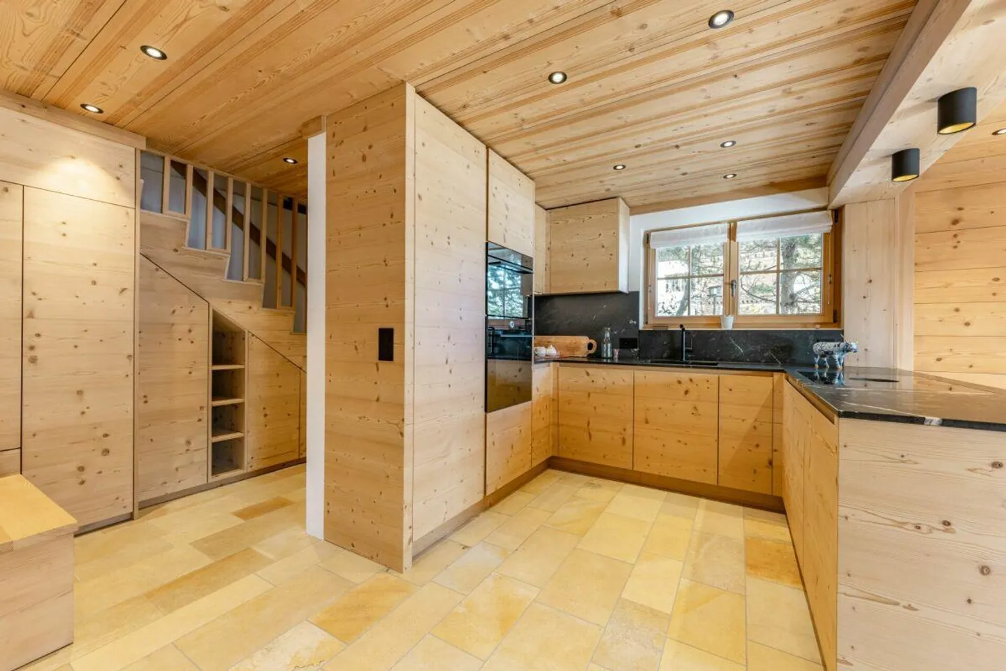 Chalet with Stunning Mountain Views - Photo 5 of 17