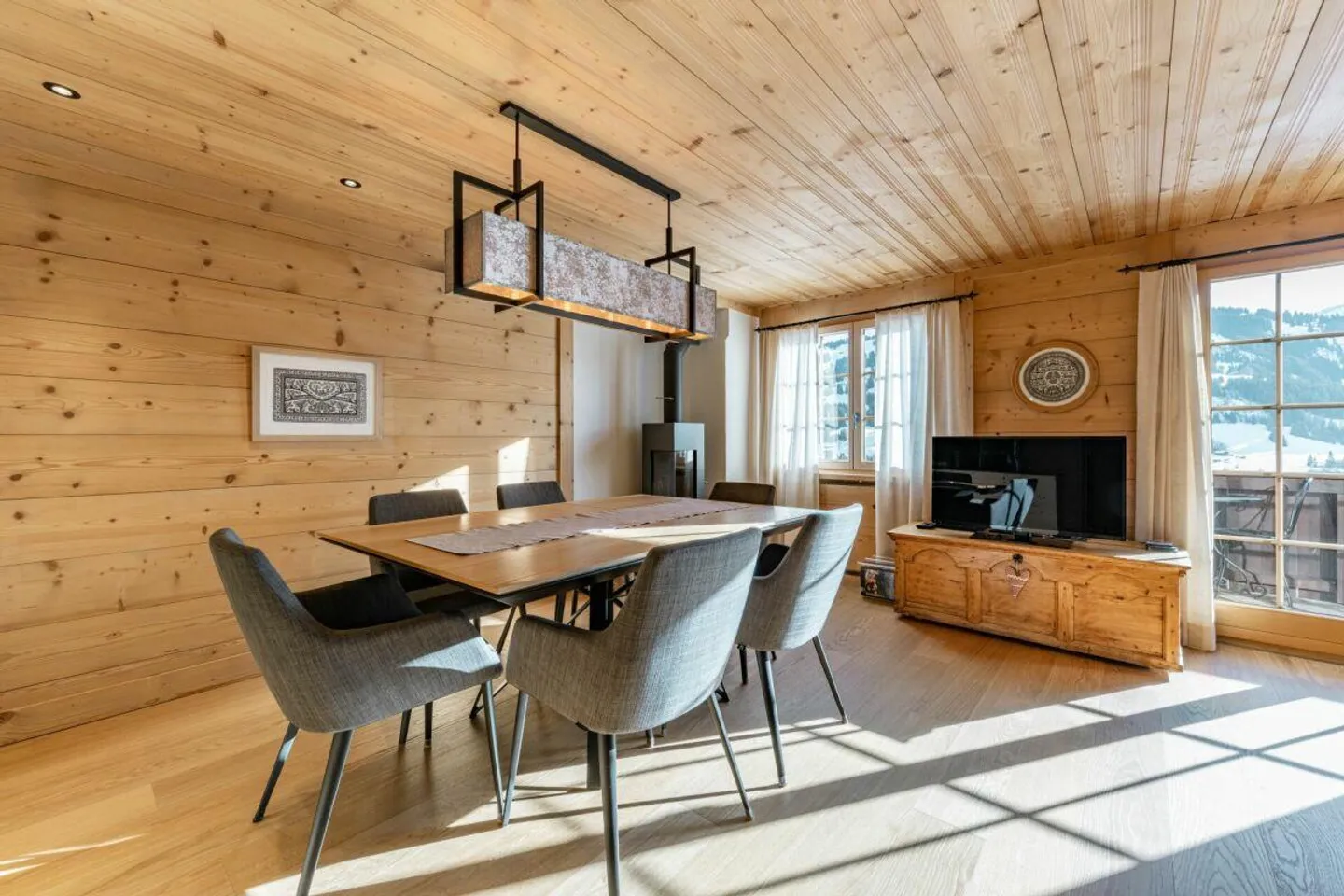 Chalet with Stunning Mountain Views - Photo 7 of 17