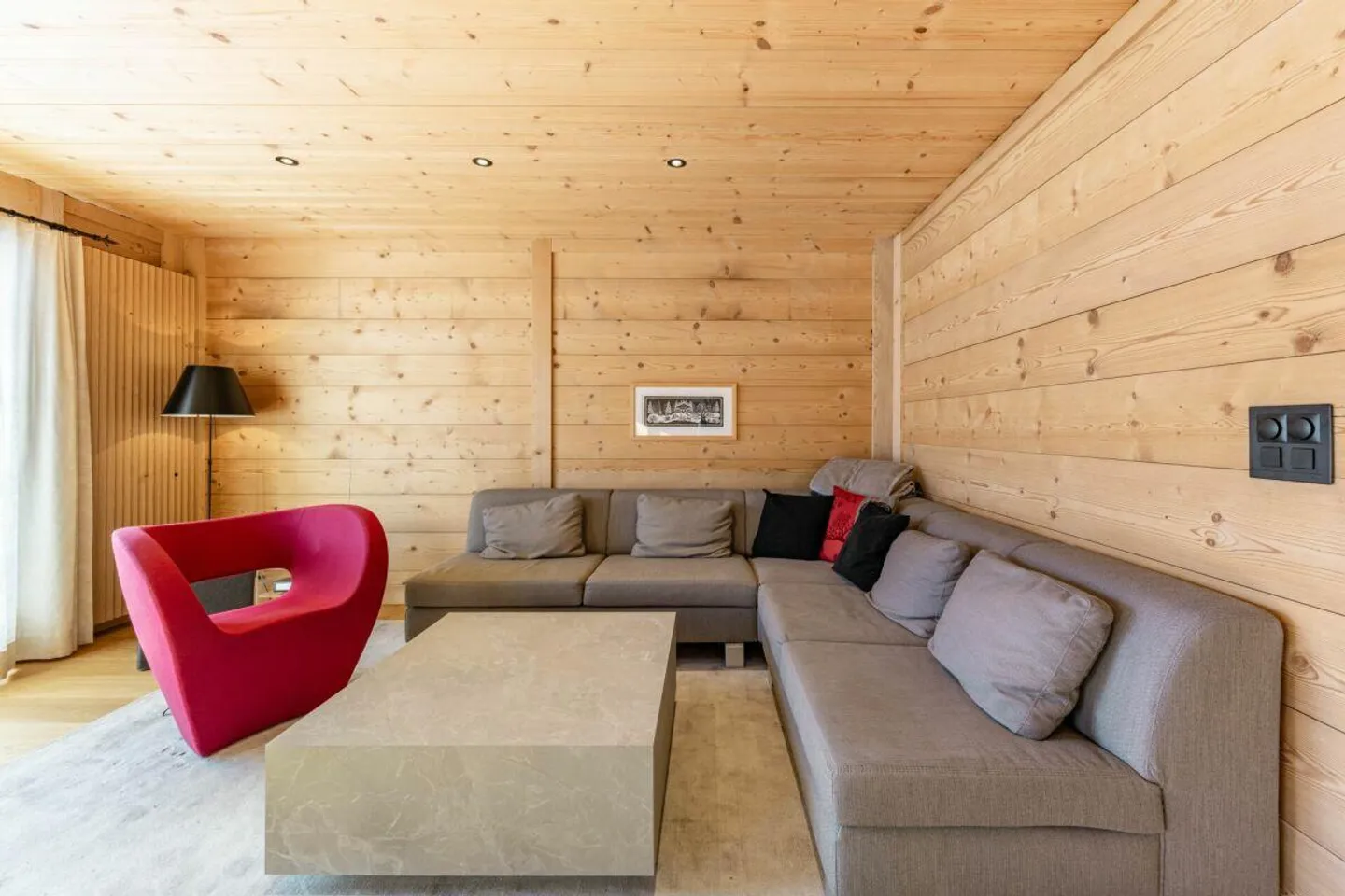 Chalet with Stunning Mountain Views - Photo 8 of 17