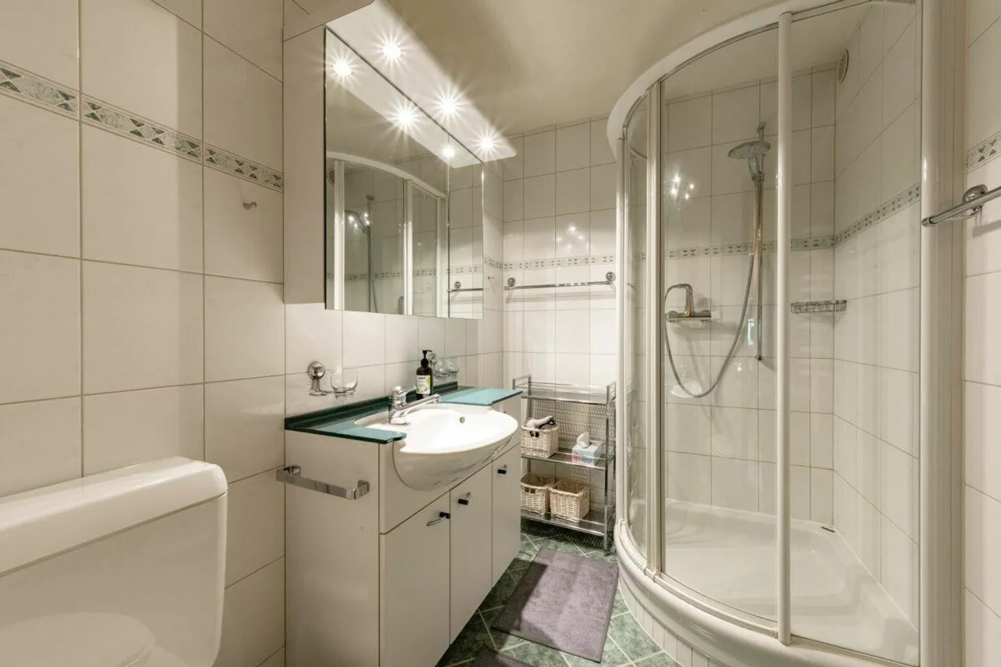 Chalet with Stunning Mountain Views - Photo 13 of 17