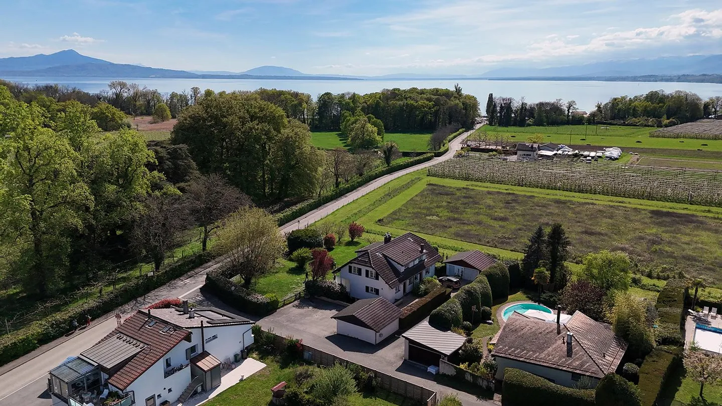 In esclusiva - Casa bifamiliare con grande giardino - Foto 1 di 12
