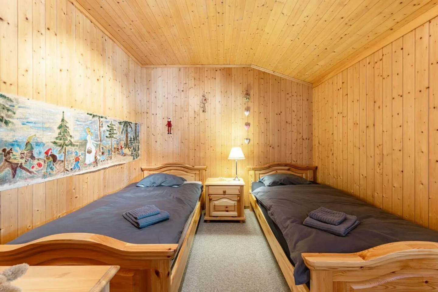 Chalet with Stunning Mountain Views - Photo 15 of 17