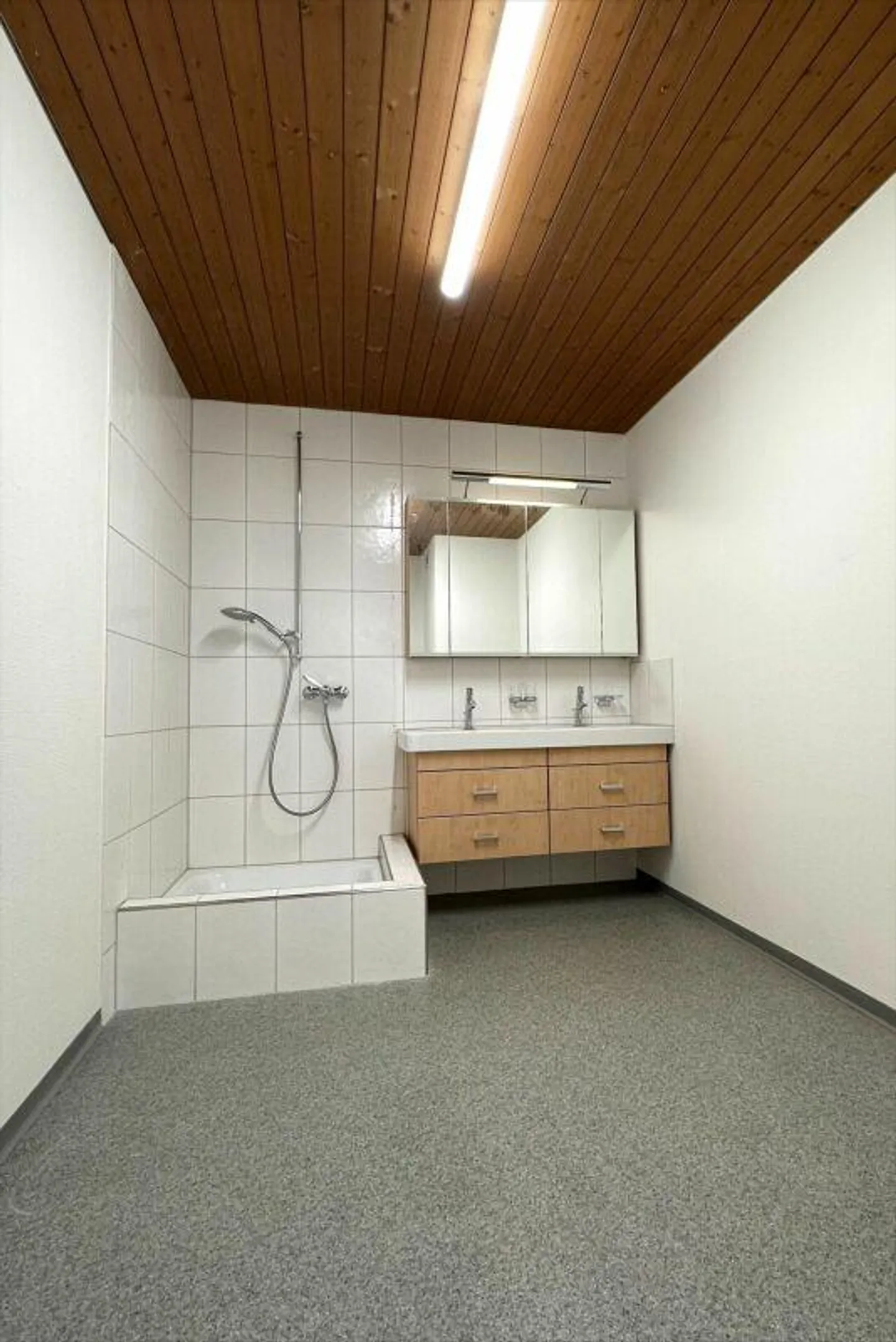 Attractive, spacious and light-flooded home in the commercial area... - Photo 10 of 11