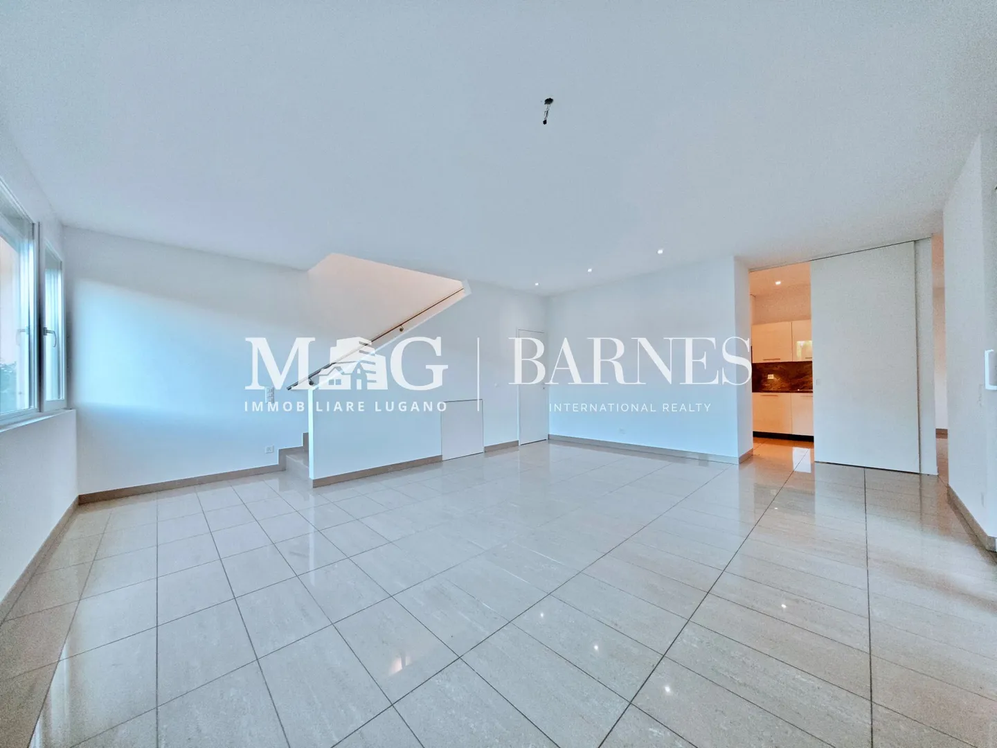 Lugano: Spaziosa casa a schiera adatta alle famiglie, 250 mq di superficie commerciale. - Foto 2 di 14