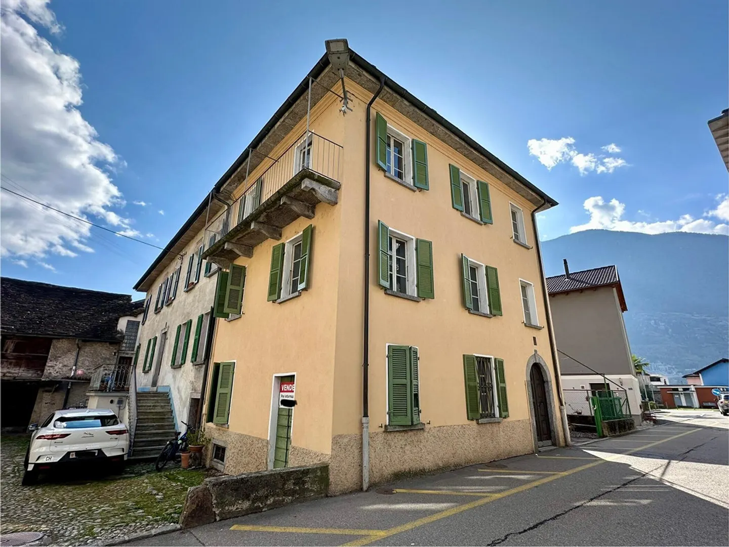 MAISON CARACTÉRISTIQUE À RÉNOVER À BIASCA CENTRE - Photo 2 sur 12