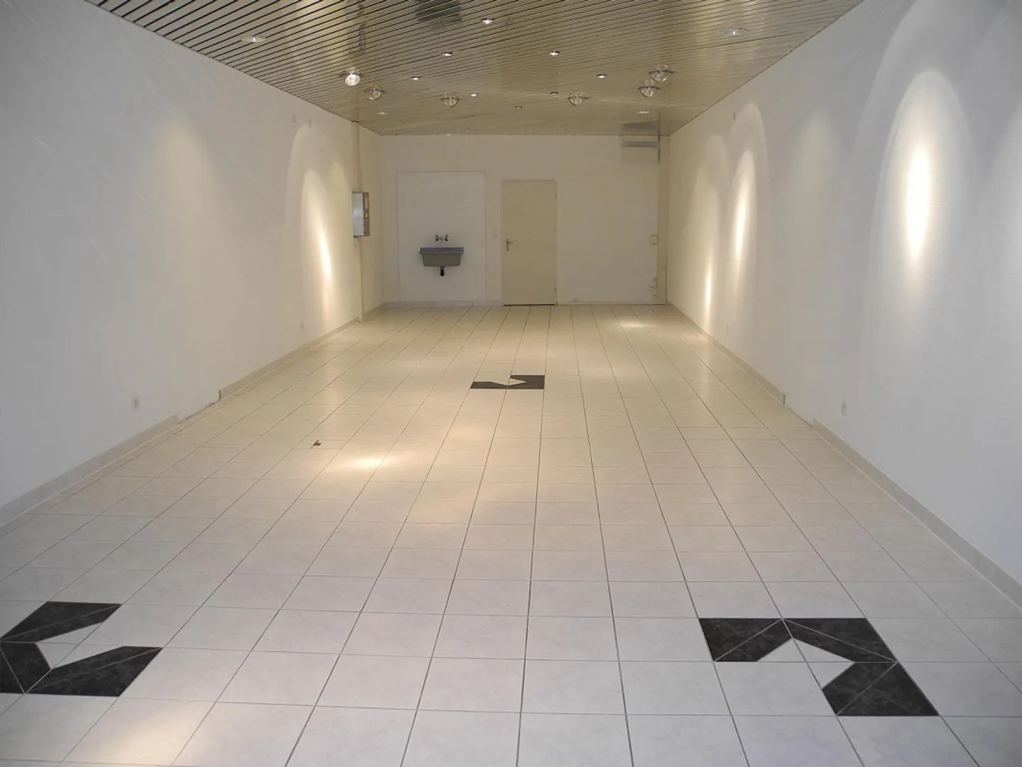 Locale commerciale vicino alla stazione e al centro di Herisau - Foto 3 di 6