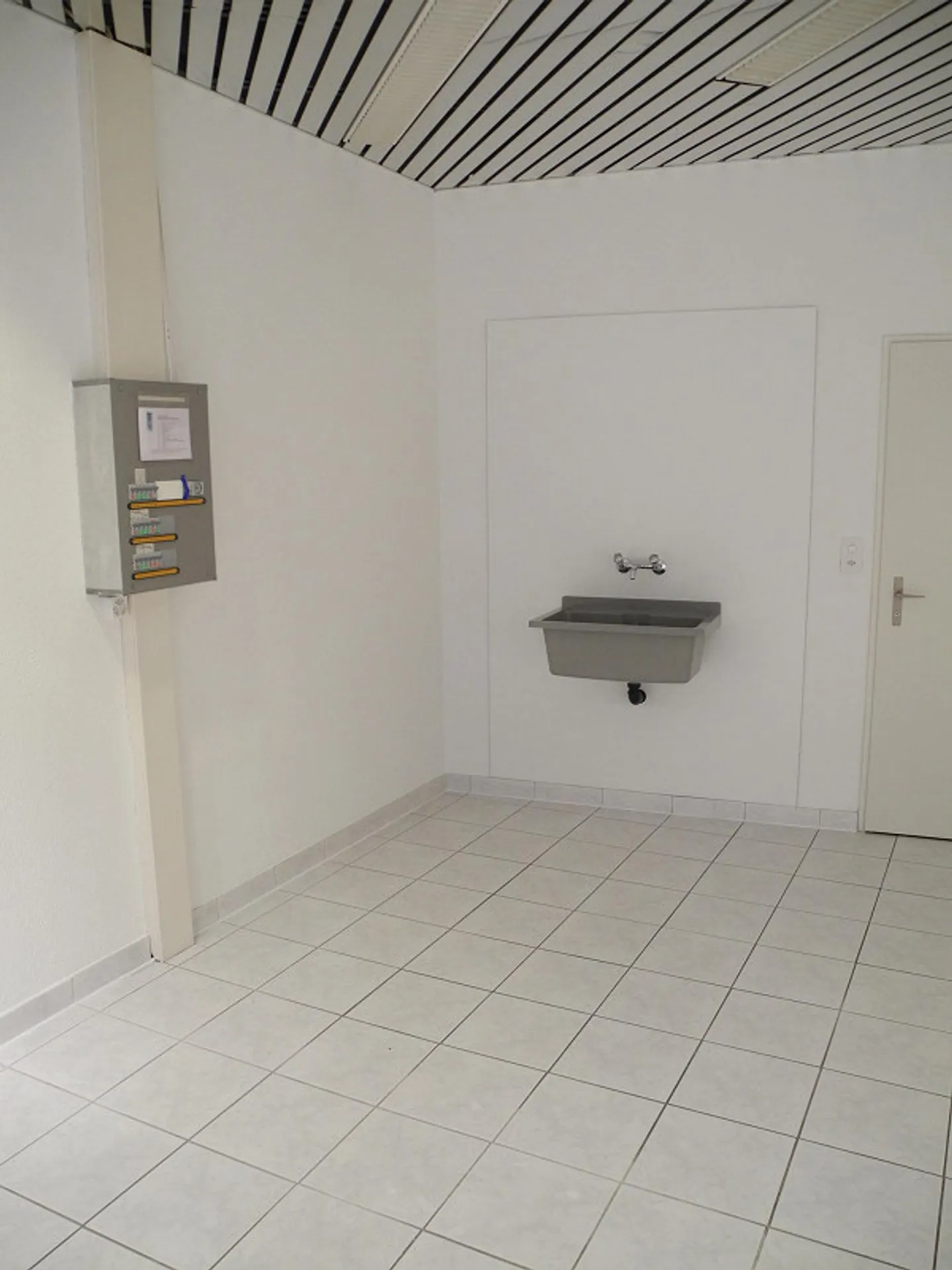 Locale commerciale vicino alla stazione e al centro di Herisau - Foto 4 di 6