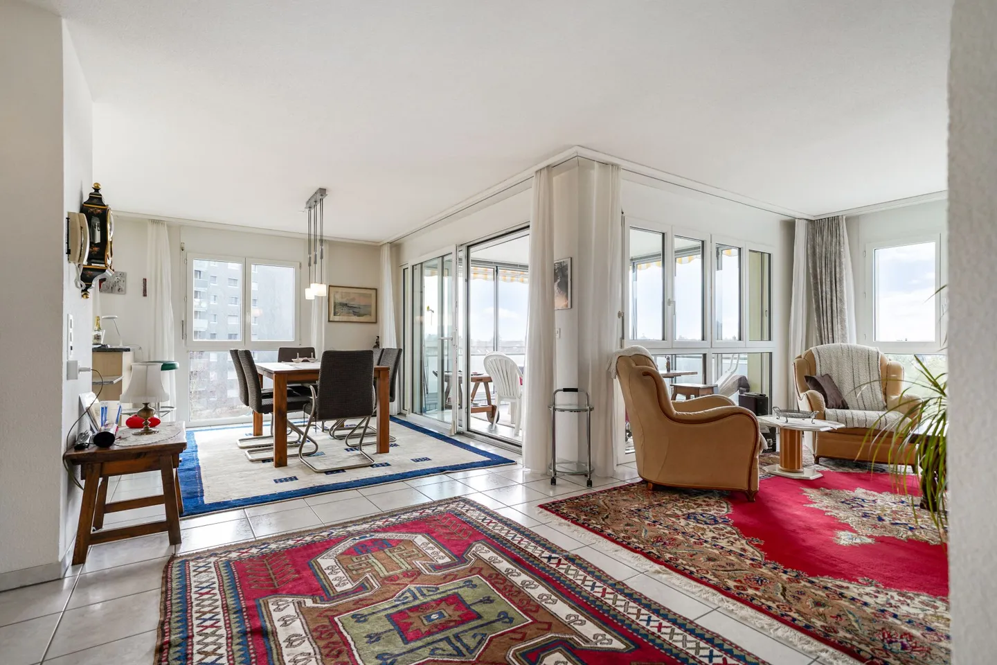 Appartamento luminoso di 4,5 stanze con vista mozzafiato - Foto 1 di 13