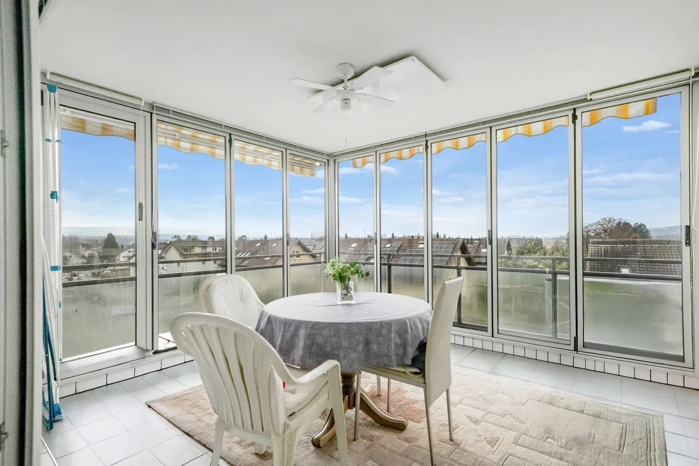 Appartamento luminoso di 4,5 stanze con vista mozzafiato - Foto 4 di 13