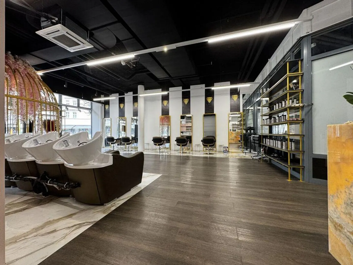 Salone di parrucchiere consolidato a Olten? Inventario e clientela in vendita... - Foto 2 di 11