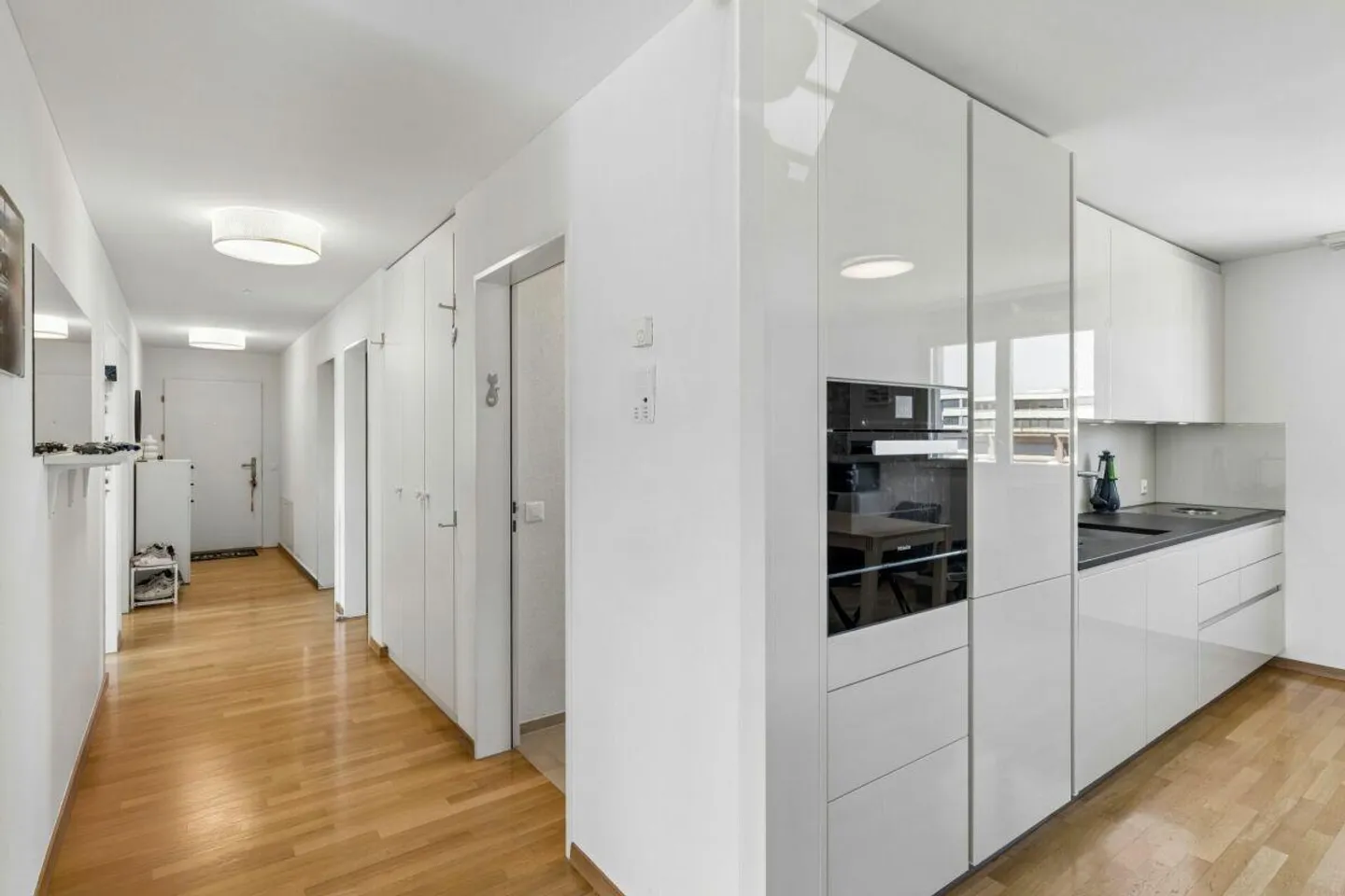 Modern 4.5 Room Apartment in the Heart of Rotkreuz - Photo 3 of 20