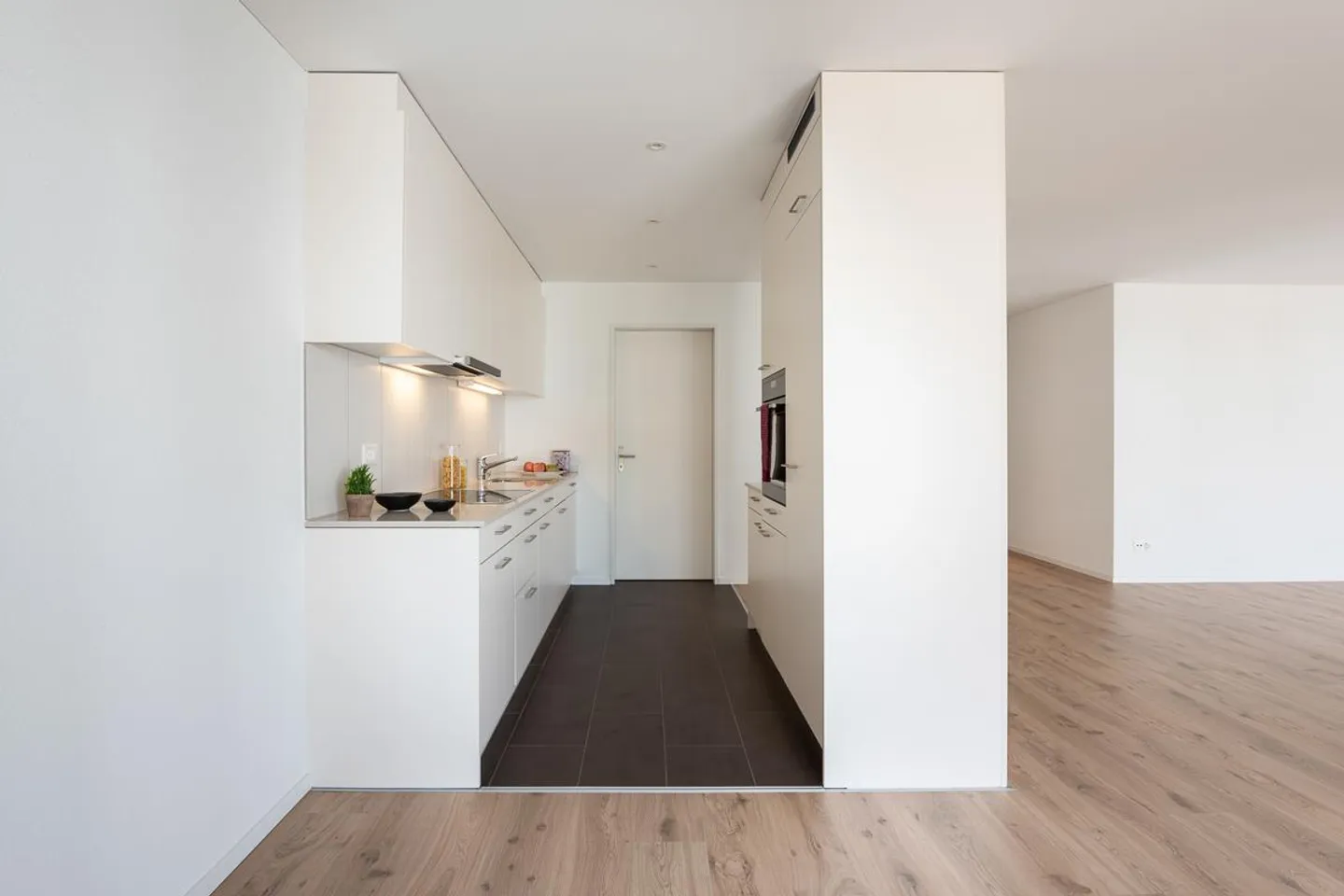 Bright apartment with a view of greenery! - Photo 3 of 7