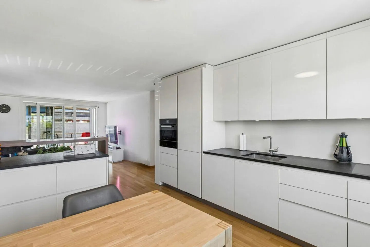 Modern 4.5 Room Apartment in the Heart of Rotkreuz - Photo 4 of 20
